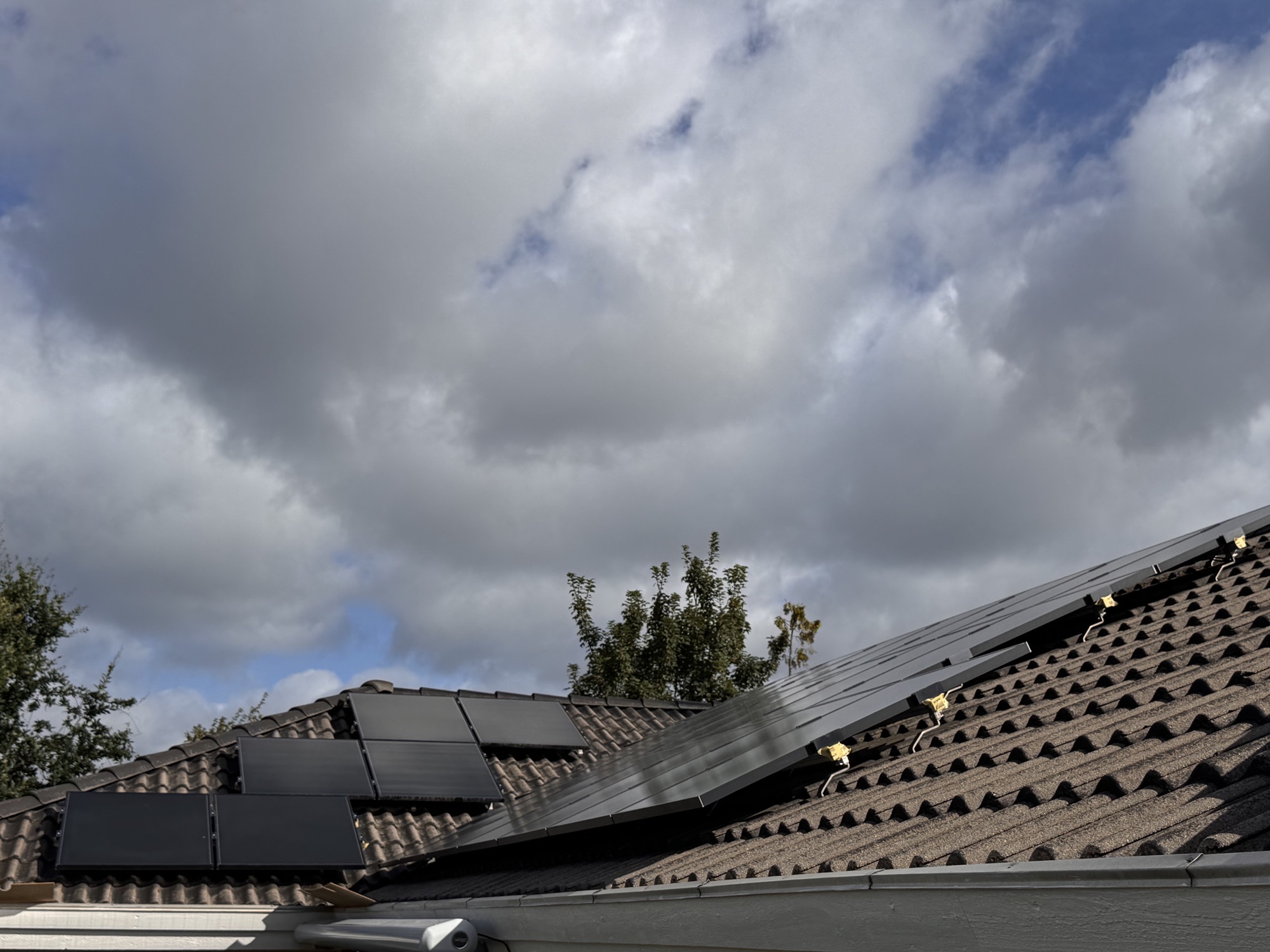 Klargøring af betontag omkring solceller før tagmaling i Vejle