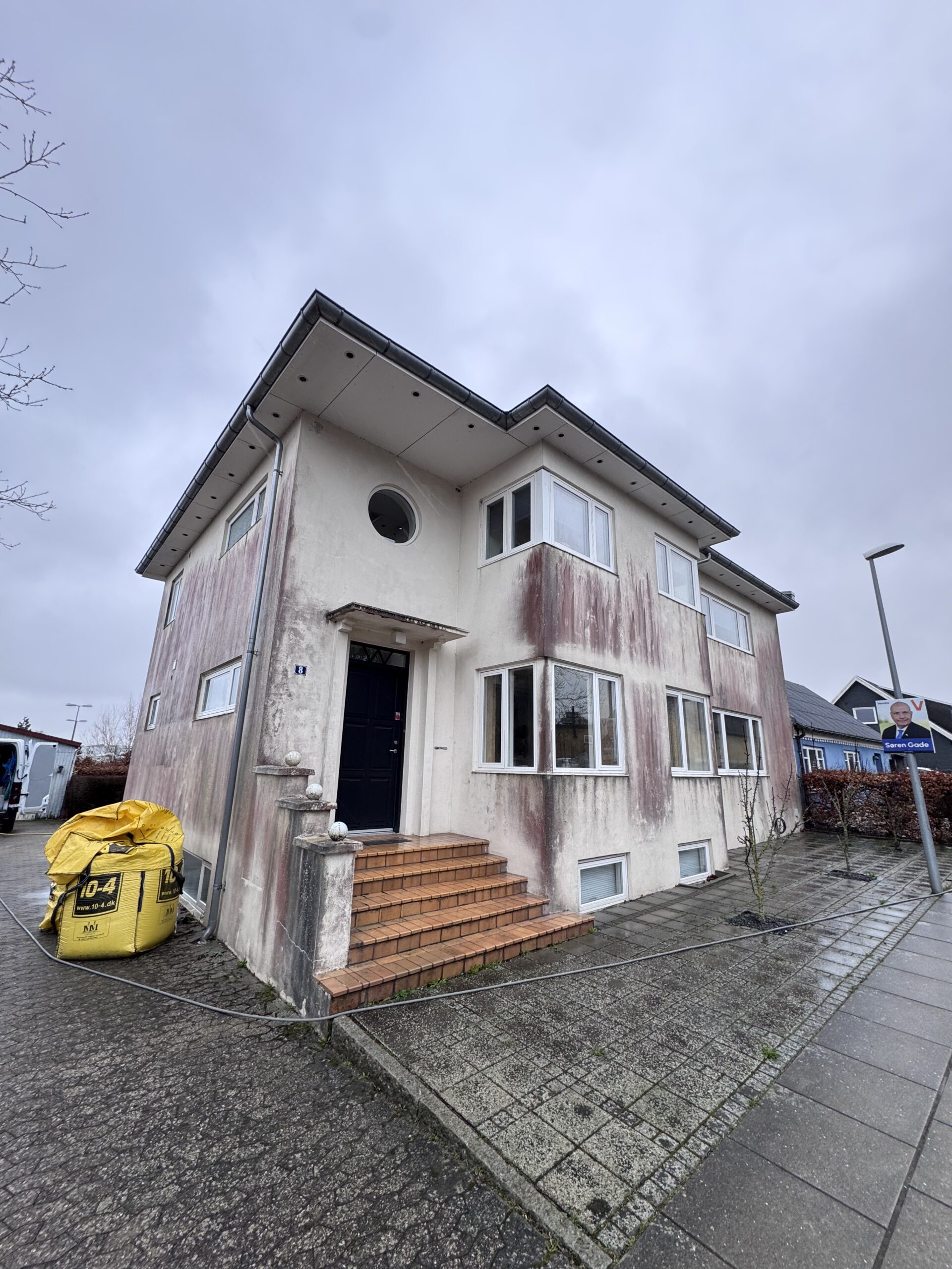 Husets pudsede facade før skånsom facaderens i Horsens – 2026