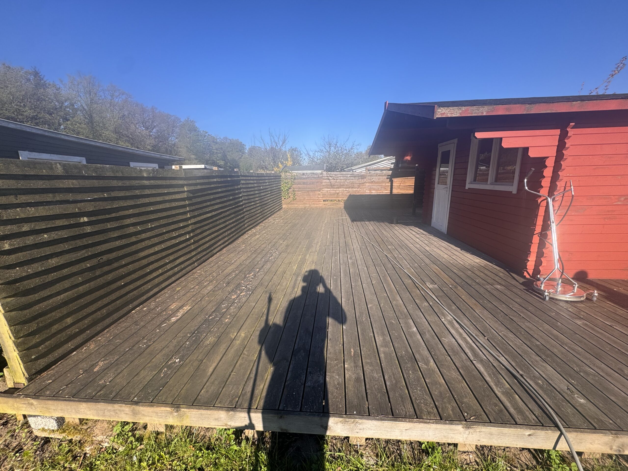 80 m² træterrasse i fyrretræ og hegn i Kolding før rens – 2026