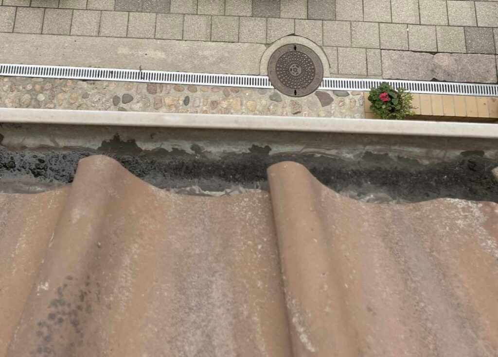 Renset tagrende langs et tegltag
