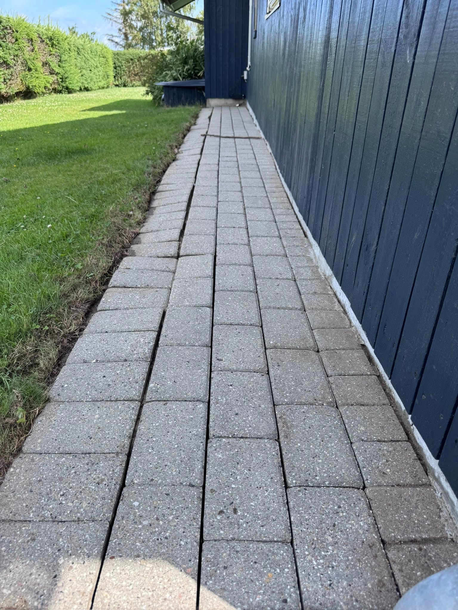 Betonfliser langs huset efter fliserens og imprægnering i Haderslev, 2025