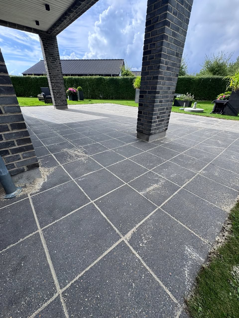 Overdækket terrasse med 60 × 60 cm fliser efter fliserens i Skanderborg, 2025