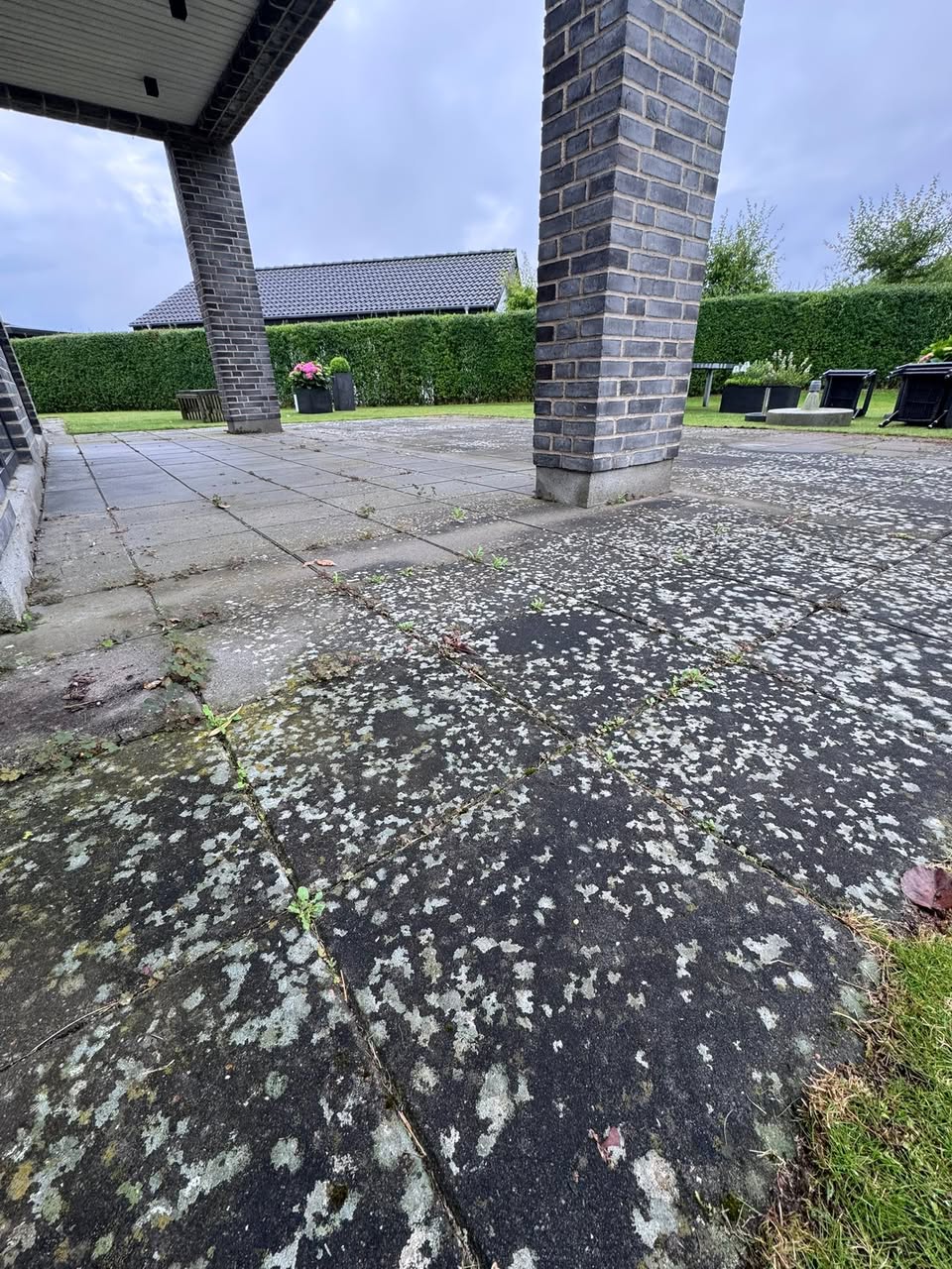 Overdækket terrasse med flisepest før fliserens i Skanderborg, 2025