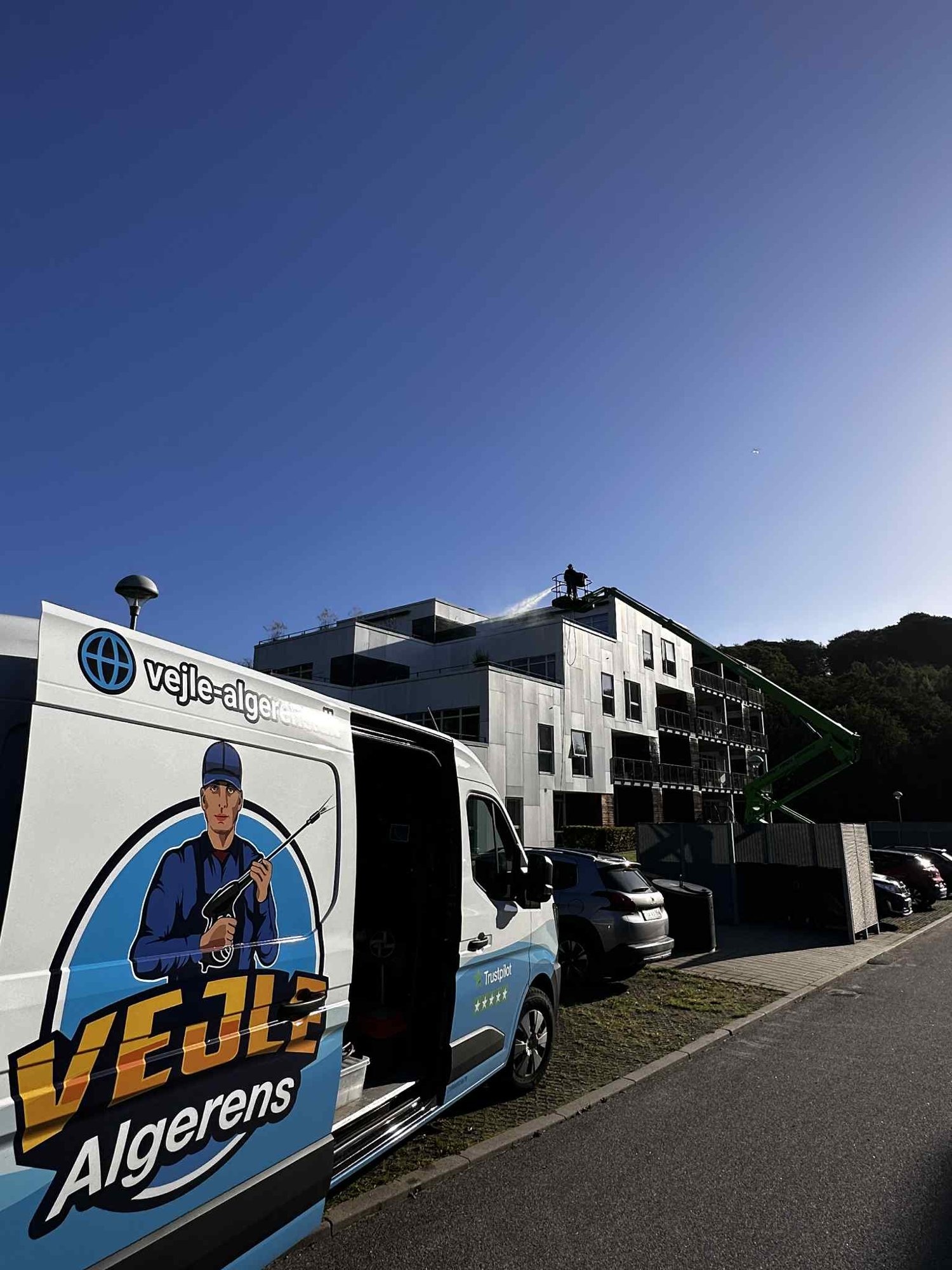 Vejle Algerens servicebil og lift ved algebehandling af store bygninger i Vejle